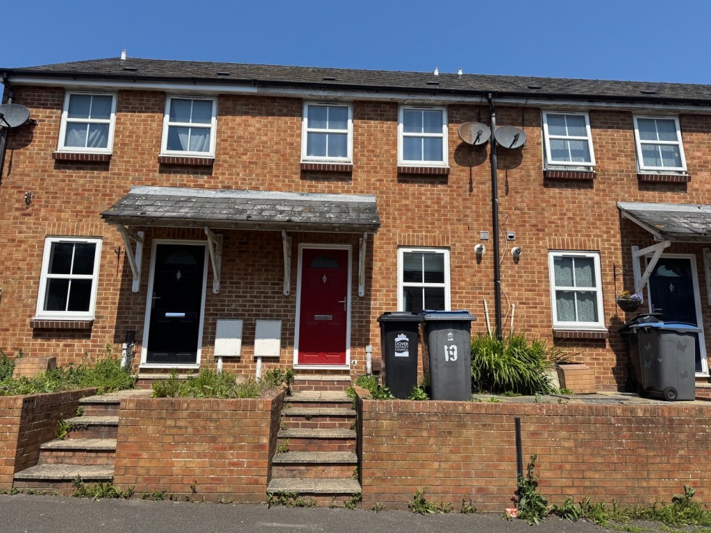 Lot: 8 - MODERN FREEHOLD TWO-BEDROOM TERRACE HOUSE FOR INVESTMENT - Front of property